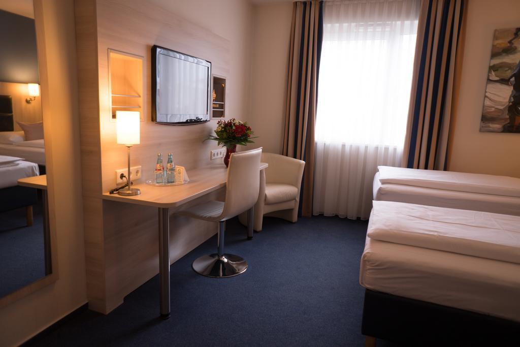 Hotel Roedelheimer Hof - Am Wasserturm Φραγκφούρτη Δωμάτιο φωτογραφία